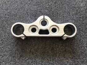 45900298 Harley-davidson Oem Clamp Upr Tpl Polished 45900298. Used With Scuff See Pics