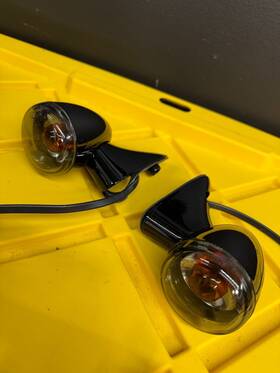 67800908 Harley-davidson 2015-2023 Road Glide Front Turn Signals Gloss Black Oem
