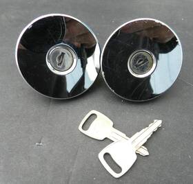 26-409 Indian 2001 2002 And 2003 Gilroy Scout Spirit Nice Used Pair Gas Caps With 2 Keys