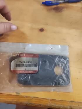 Suzuki 35674-10f00 Nos- Oem Boulevard Intruder Rear Turn Stay Cushion